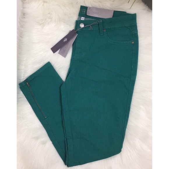 Jennifer Lopez Denim - 👖JLO Mid-Rise Teal Jeans👖